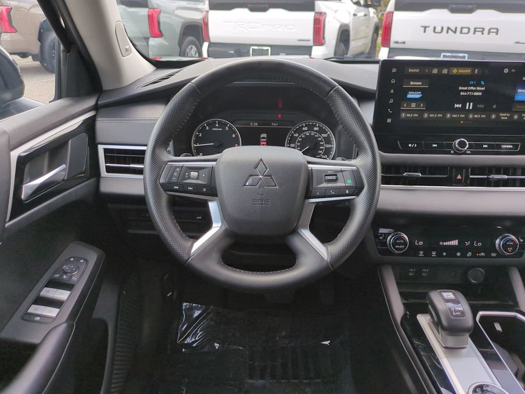 Thumbnail: 2025 Mitsubishi Outlander - 9