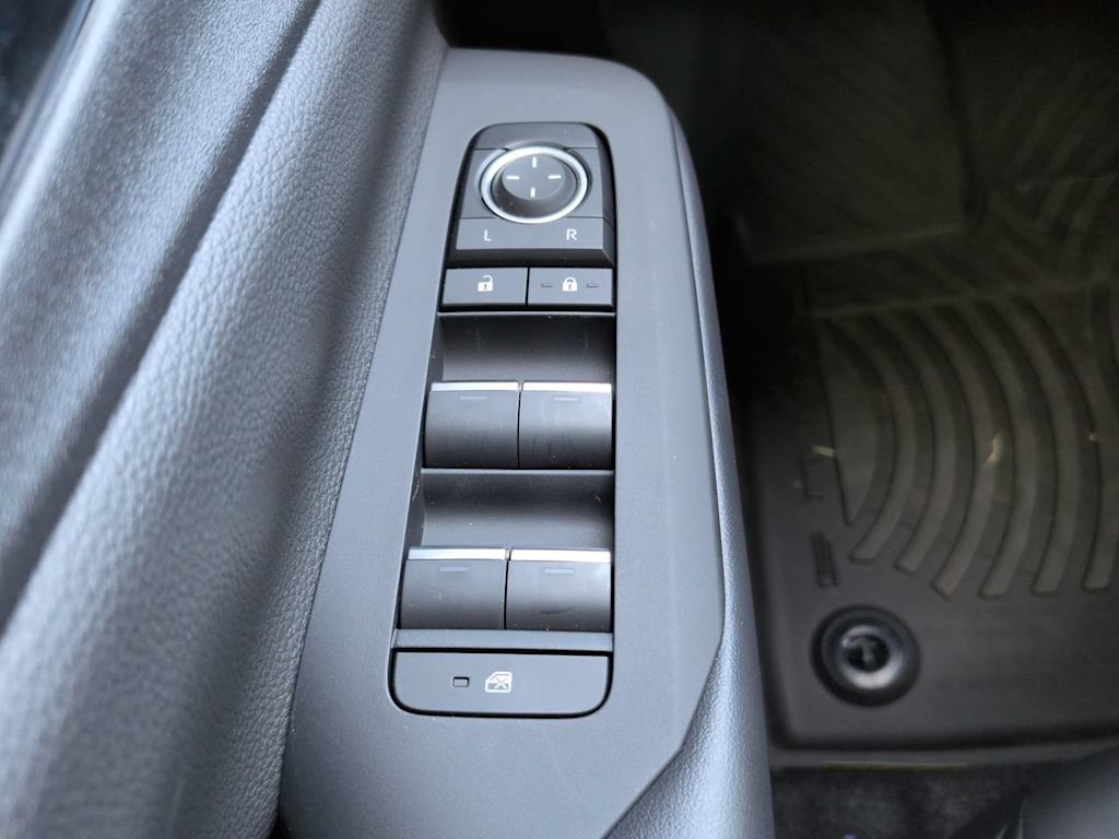 Thumbnail: 2026 Toyota Prius v - 25