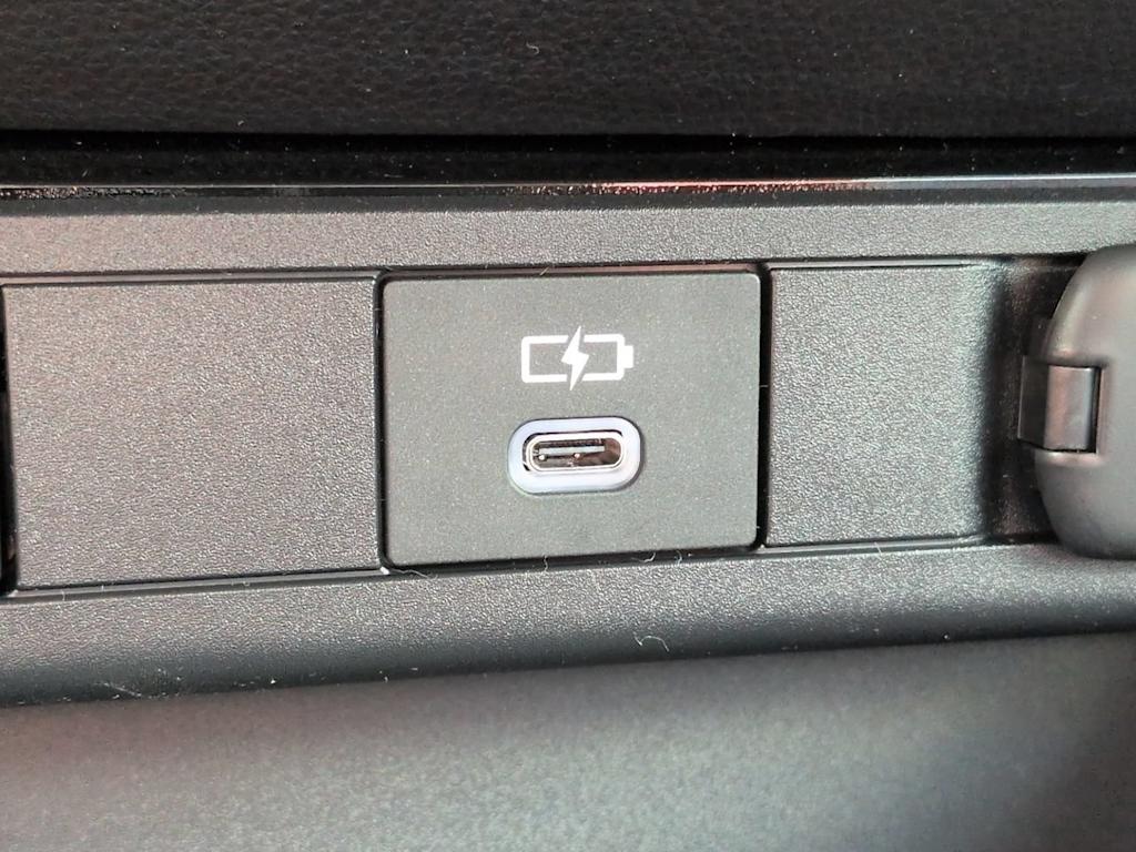 Thumbnail: 2026 Toyota Prius v - 23