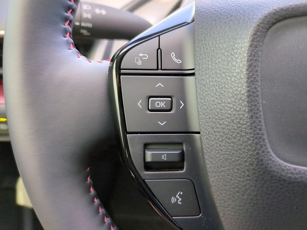 Thumbnail: 2026 Toyota Prius v - 25