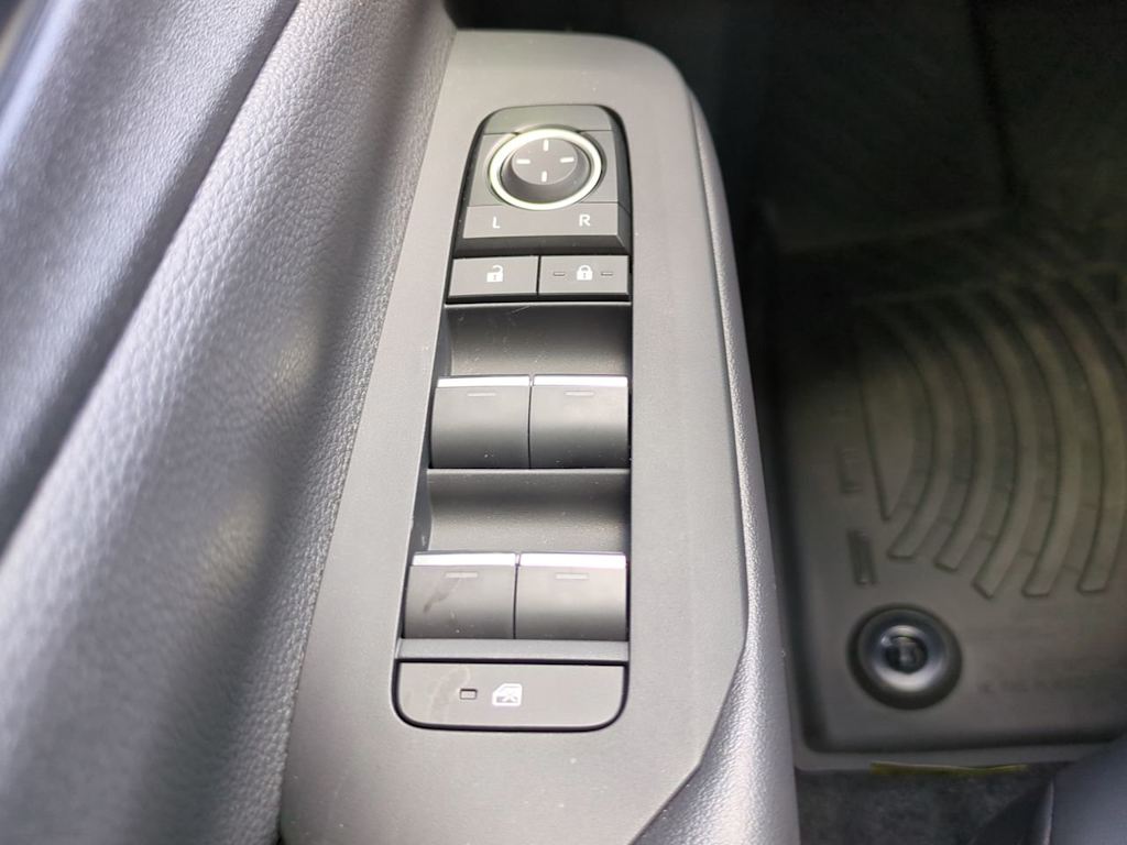 Thumbnail: 2026 Toyota Prius v - 24