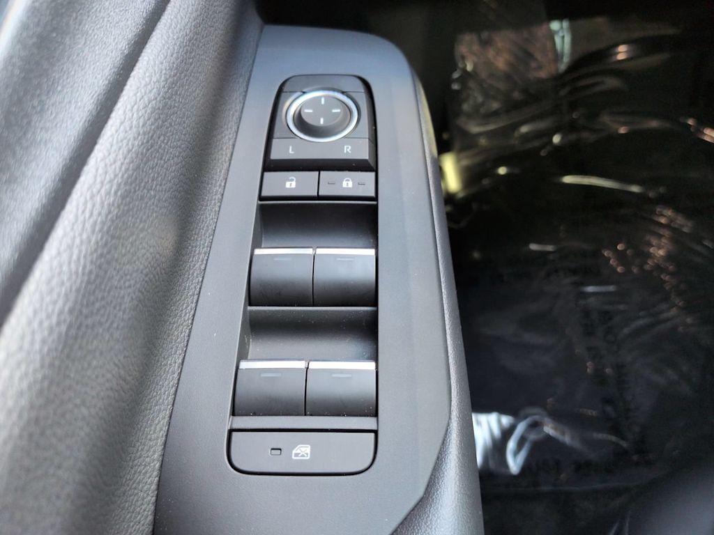 Thumbnail: 2026 Toyota Prius v - 25