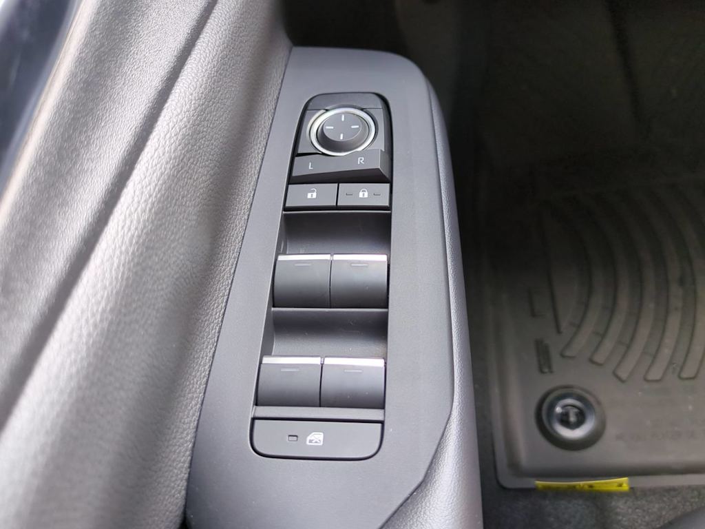 Thumbnail: 2026 Toyota Prius v - 25