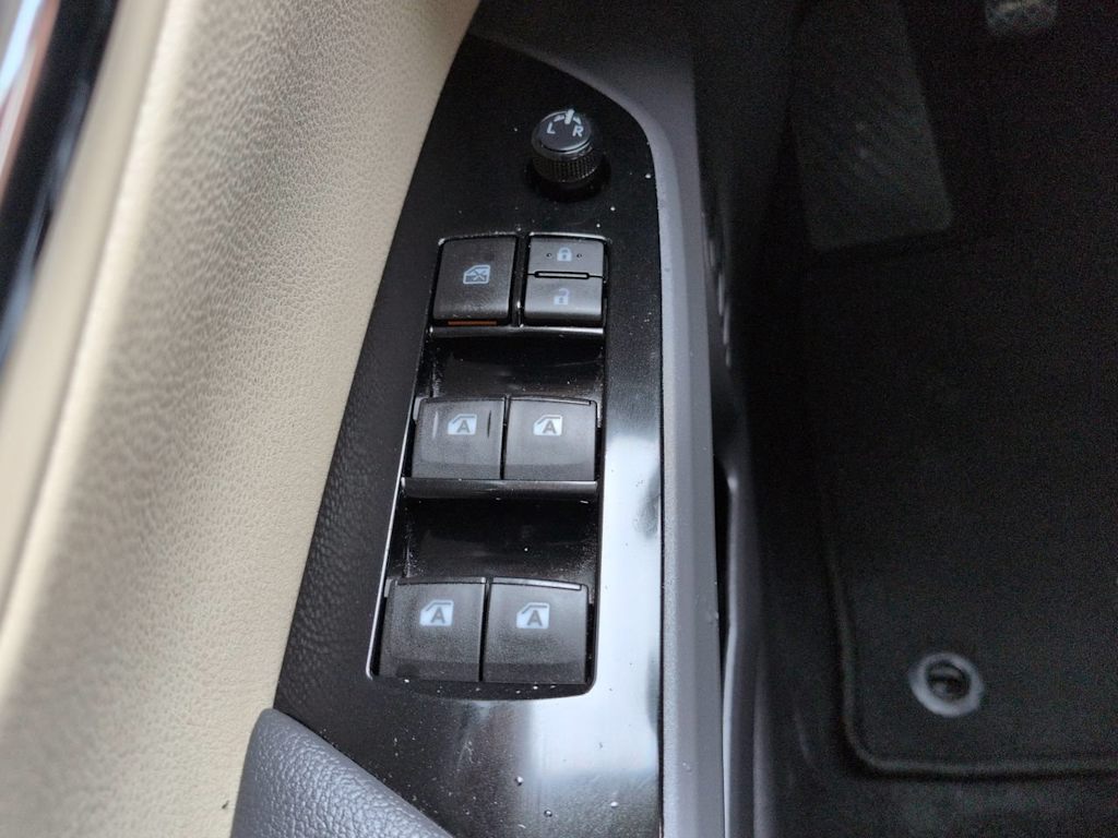 Thumbnail: 2016 Toyota Prius - 24