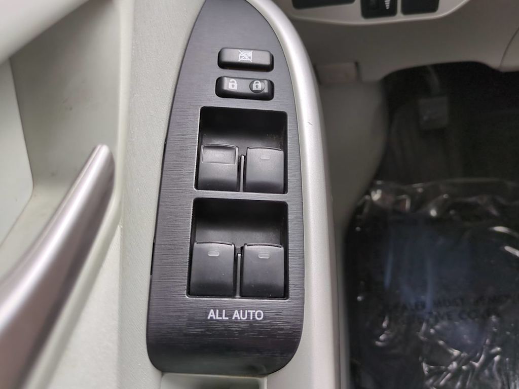 Thumbnail: 2012 Toyota Prius - 21