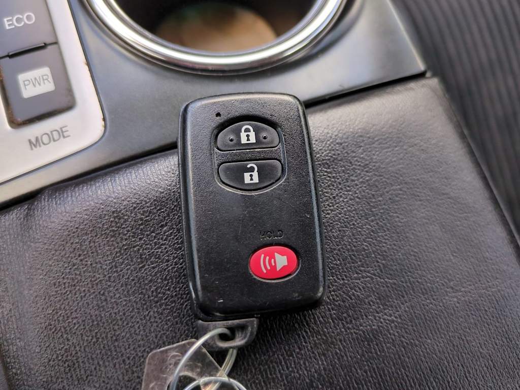 Thumbnail: 2015 Toyota Prius v - 15