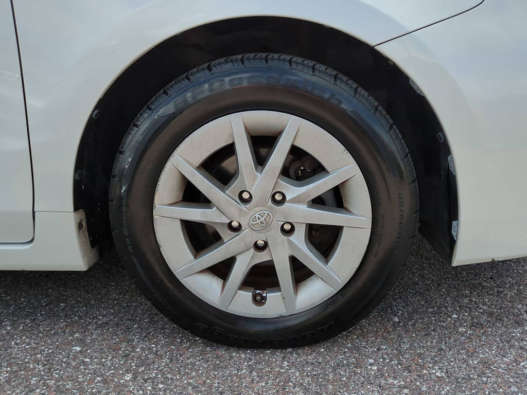 Thumbnail: 2015 Toyota Prius v - 7