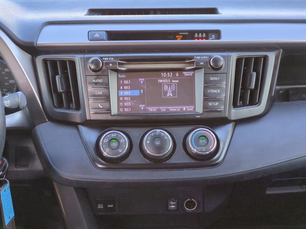 Thumbnail: 2018 Toyota RAV4 - 21