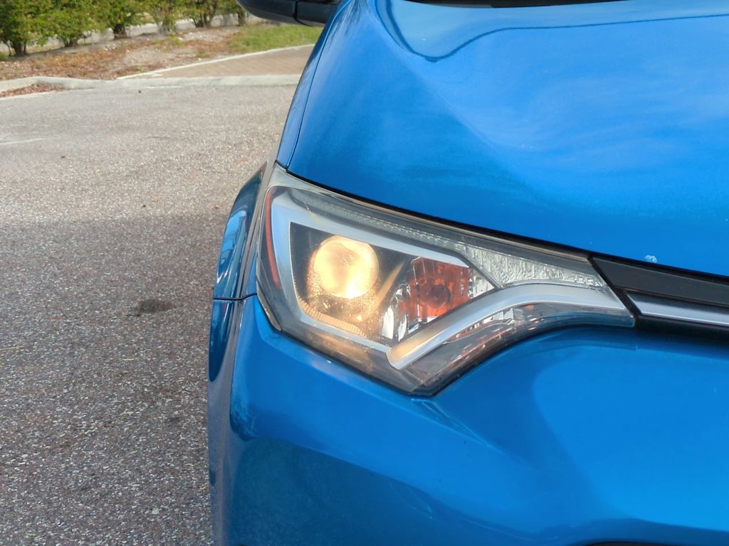 Thumbnail: 2018 Toyota RAV4 - 18