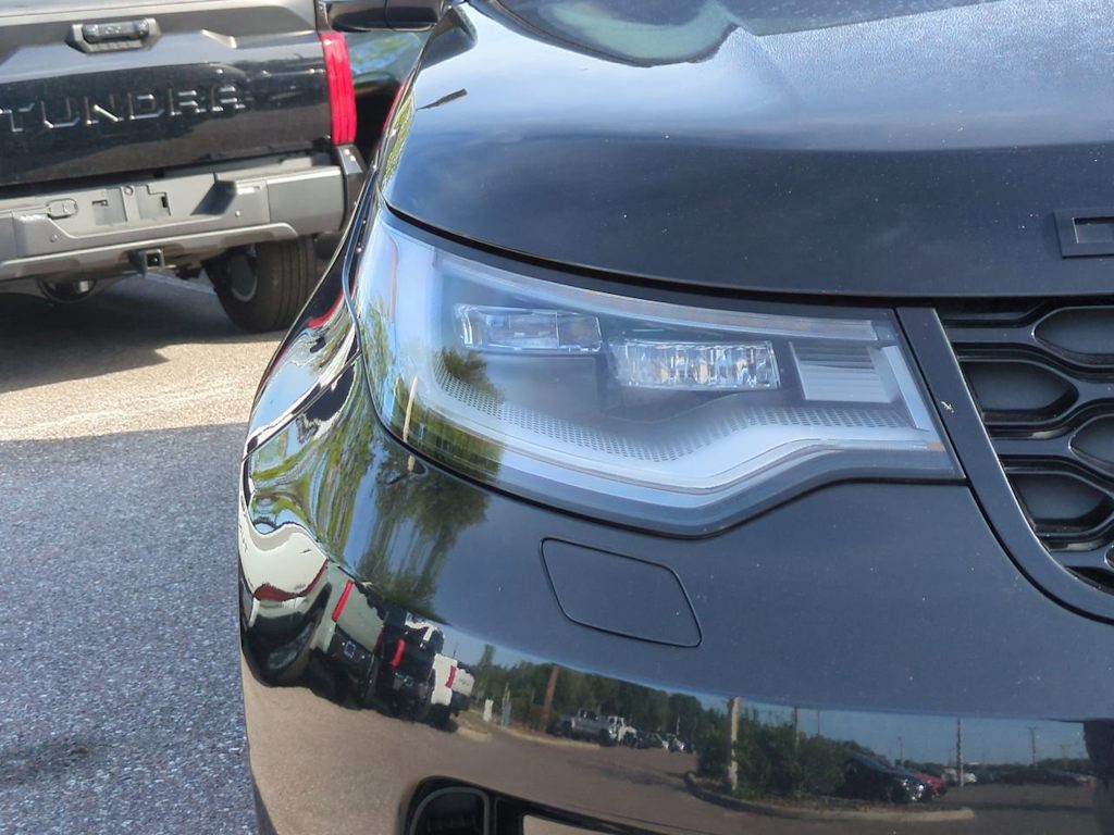 Thumbnail: 2021 Land Rover Discovery - 17