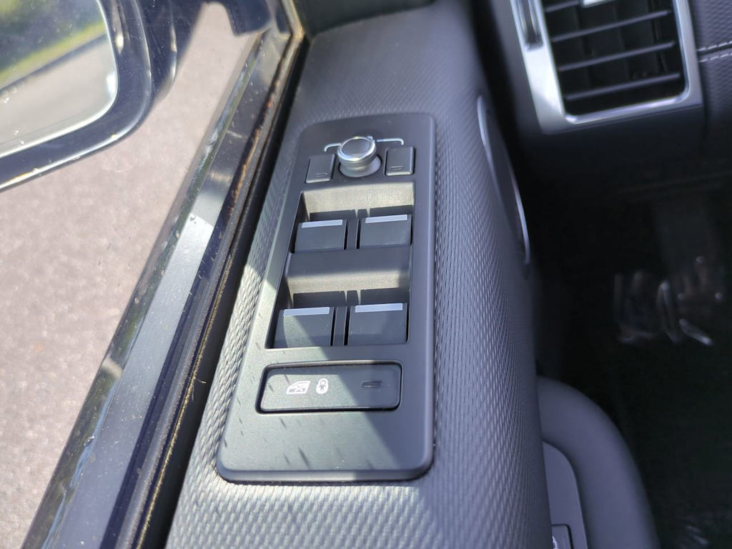 Thumbnail: 2021 Land Rover Discovery - 25