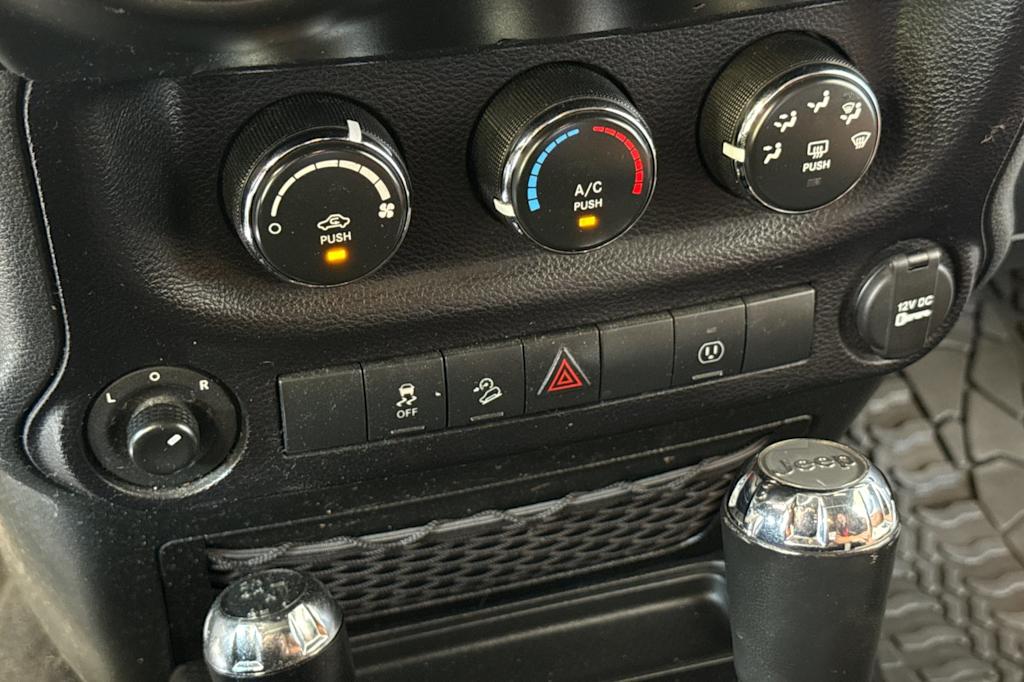 Thumbnail: 2015 Jeep Wrangler - 25