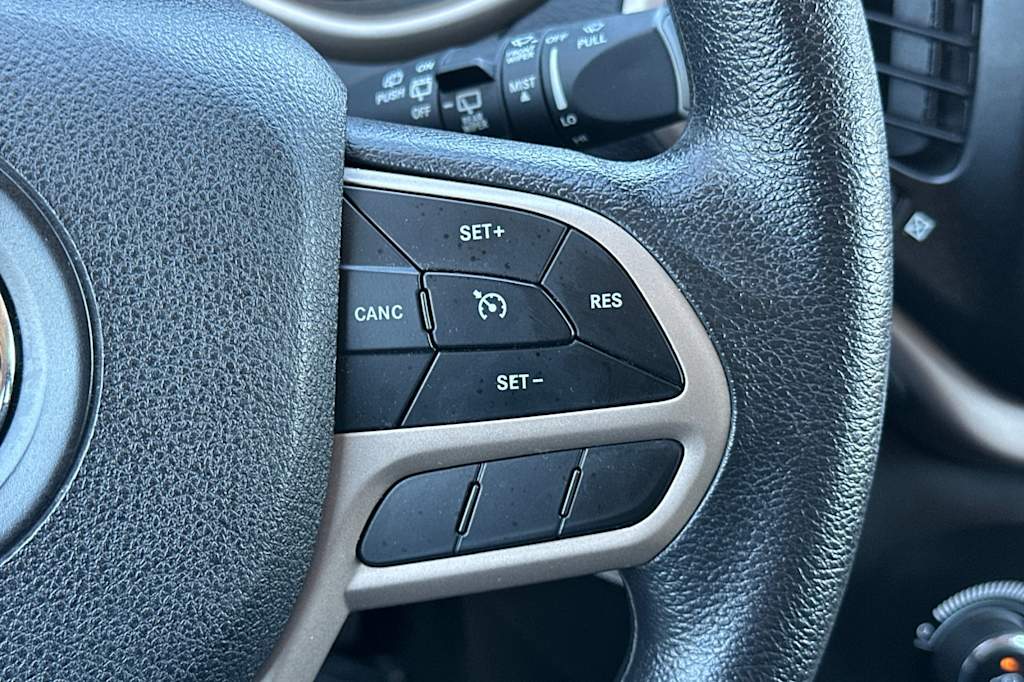 Thumbnail: 2018 Jeep Cherokee - 30