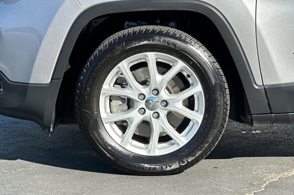 Thumbnail: 2018 Jeep Cherokee - 8