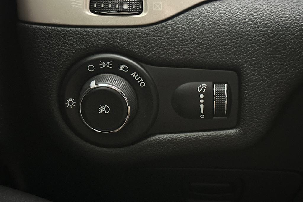 Thumbnail: 2018 Jeep Cherokee - 32