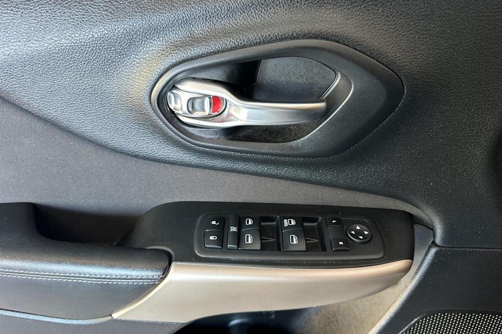 Thumbnail: 2018 Jeep Cherokee - 22