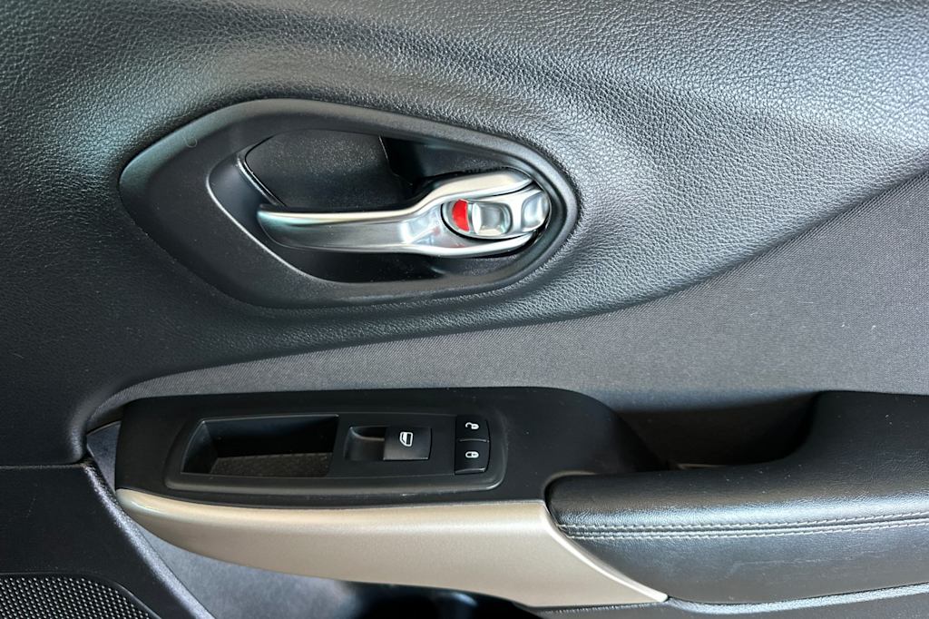 Thumbnail: 2018 Jeep Cherokee - 25