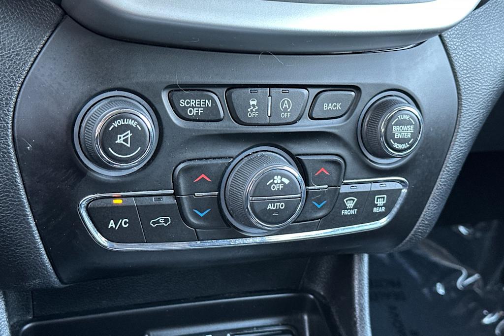 Thumbnail: 2018 Jeep Cherokee - 28