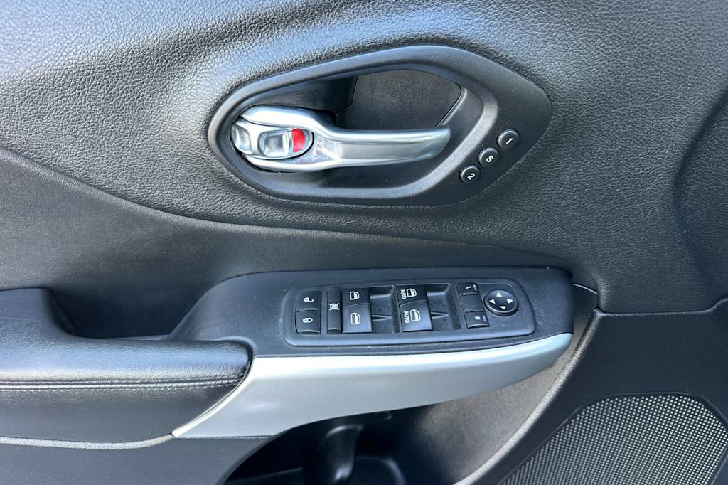 Thumbnail: 2018 Jeep Cherokee - 21