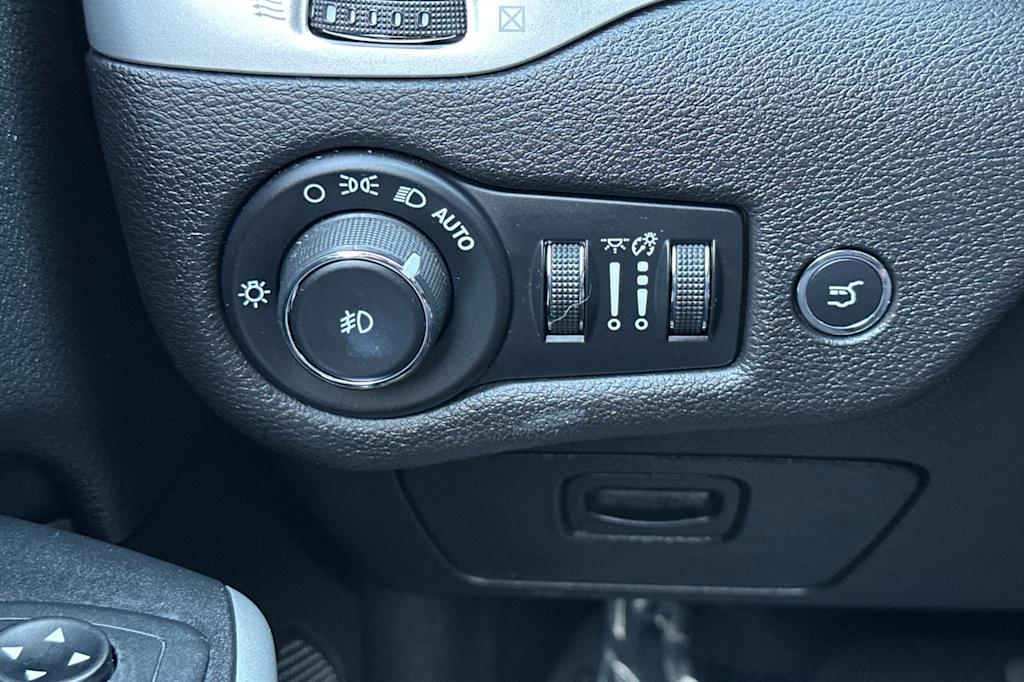 Thumbnail: 2018 Jeep Cherokee - 34