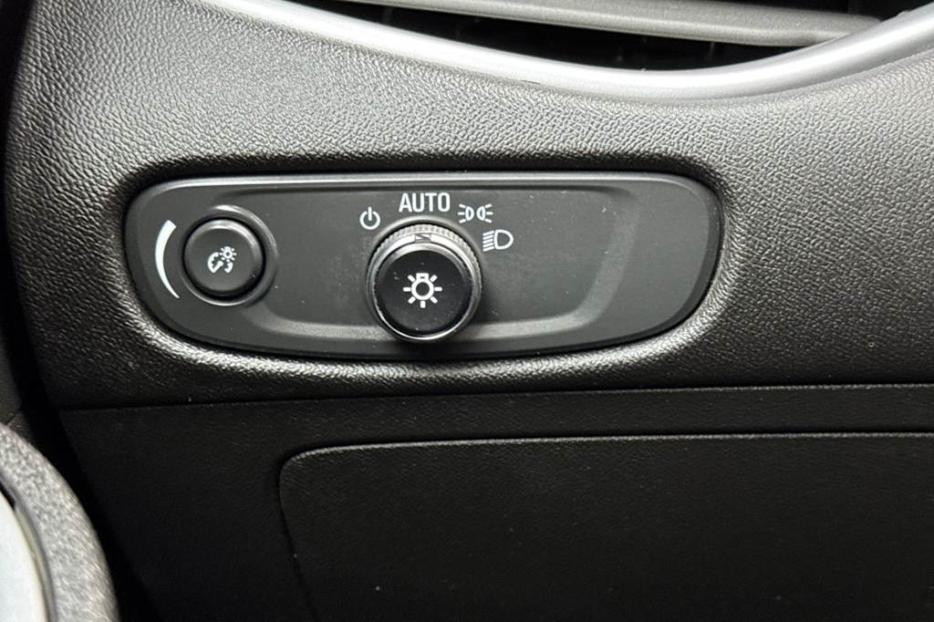 Thumbnail: 2023 Chevrolet Malibu - 32