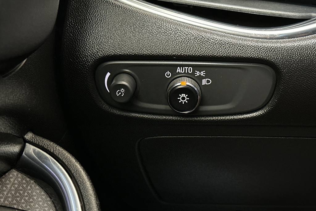 Thumbnail: 2017 Chevrolet Malibu - 33