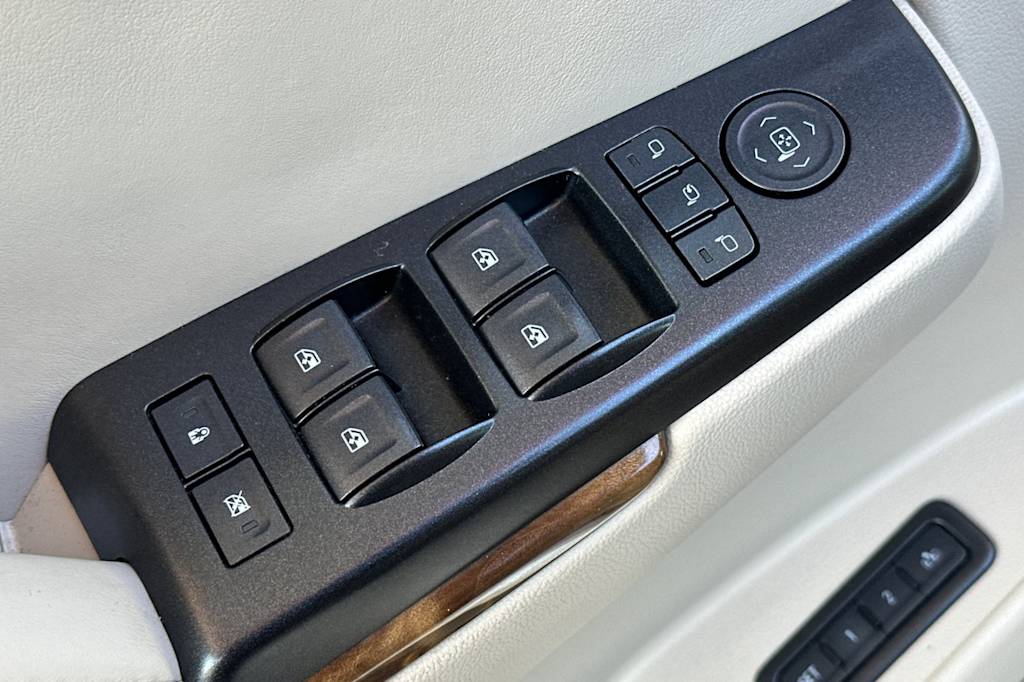 Thumbnail: 2015 GMC Yukon XL - 21