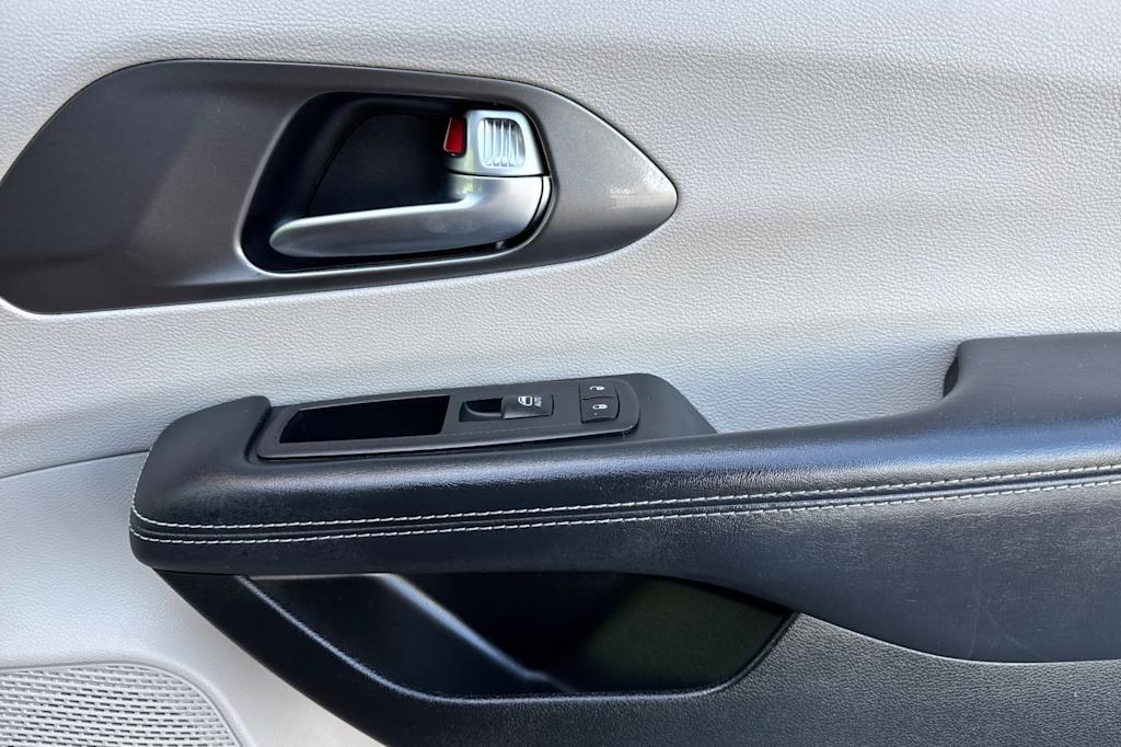 Thumbnail: 2023 Chrysler Pacifica - 25