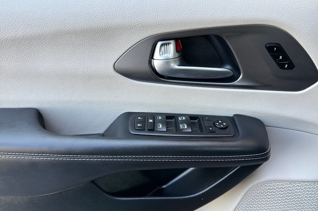 Thumbnail: 2023 Chrysler Pacifica - 21