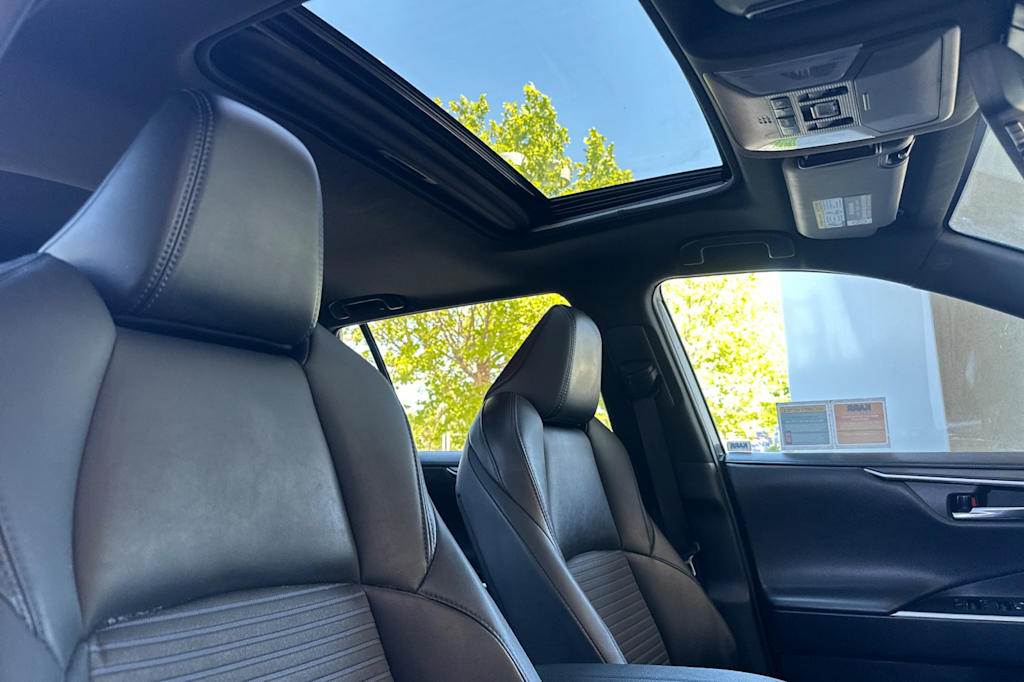 Thumbnail: 2021 Toyota RAV4 - 23