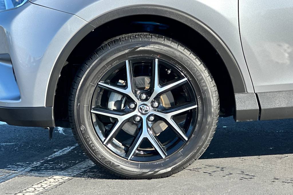 Thumbnail: 2016 Toyota RAV4 - 8