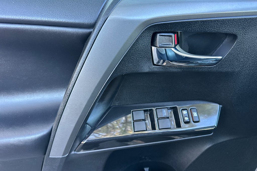 Thumbnail: 2016 Toyota RAV4 - 22