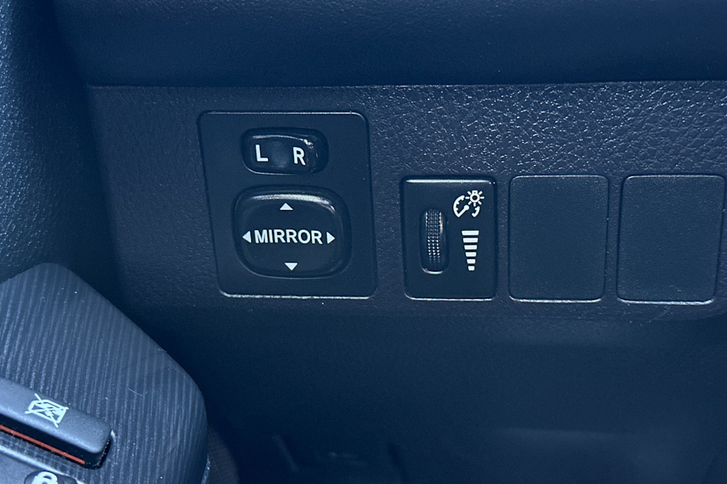 Thumbnail: 2016 Toyota RAV4 - 32