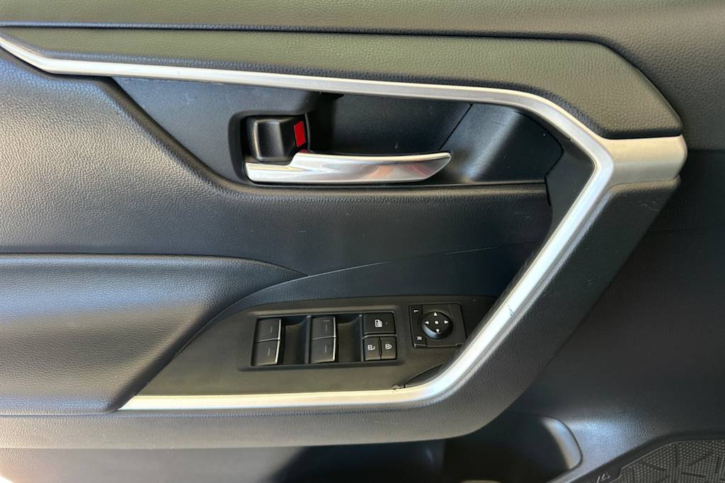 Thumbnail: 2022 Toyota RAV4 - 21