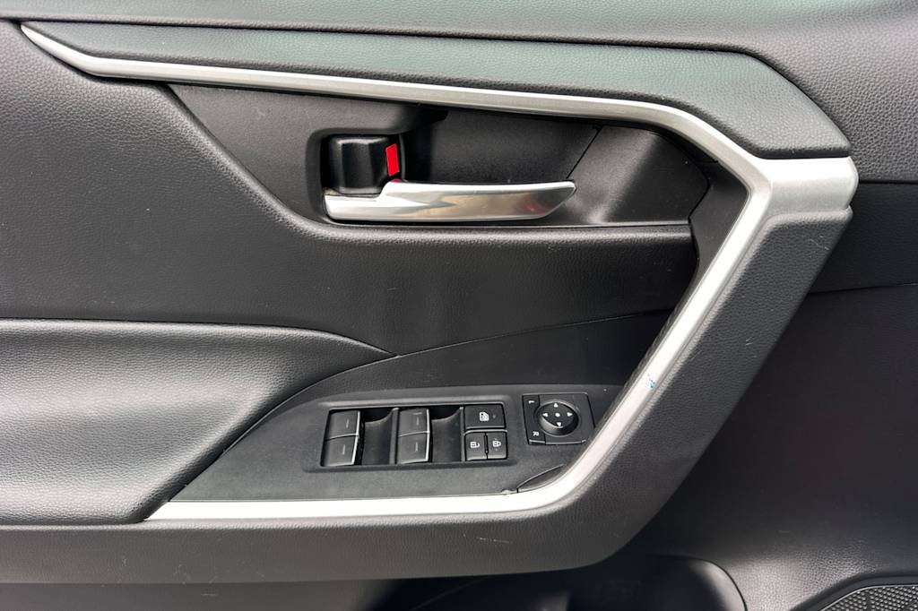 Thumbnail: 2022 Toyota RAV4 - 22