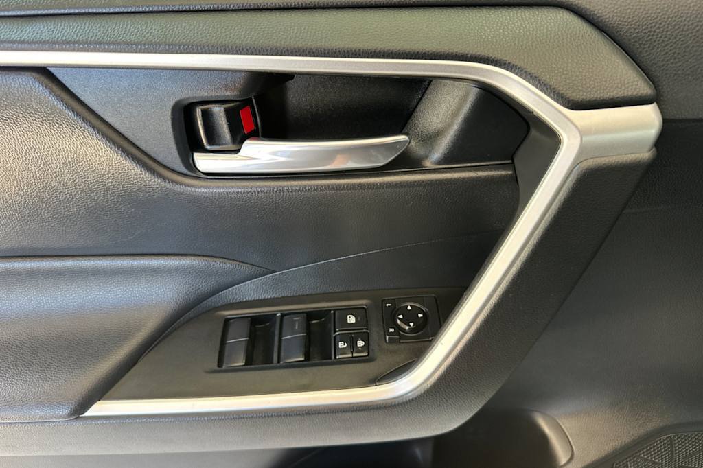 Thumbnail: 2021 Toyota RAV4 - 21