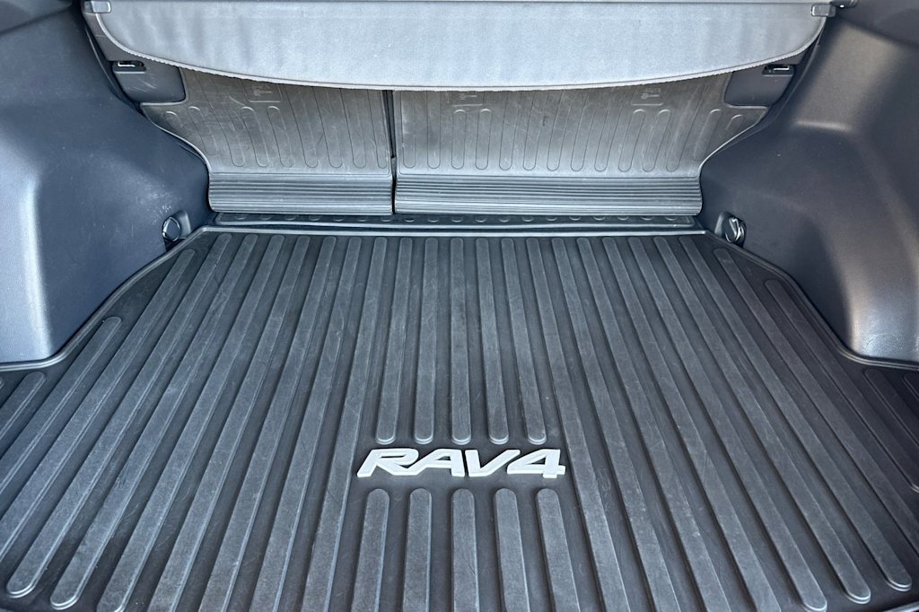 Thumbnail: 2020 Toyota RAV4 - 17