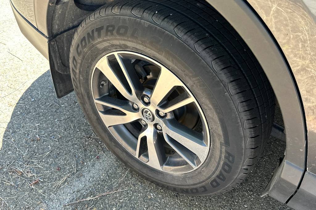 Thumbnail: 2018 Toyota RAV4 - 14