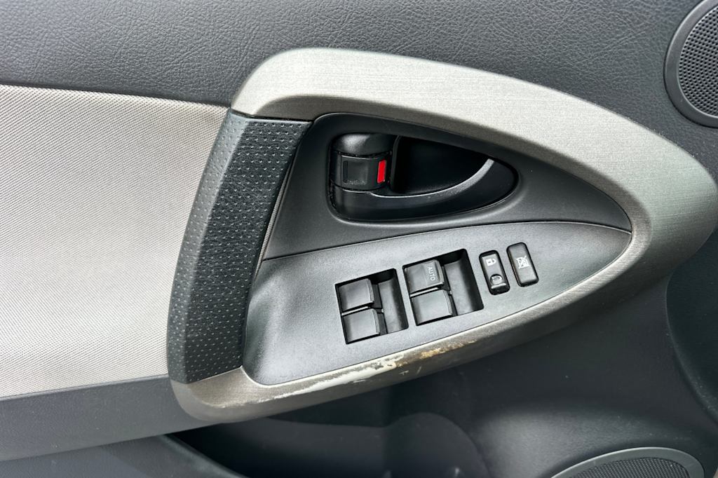 Thumbnail: 2011 Toyota RAV4 - 22