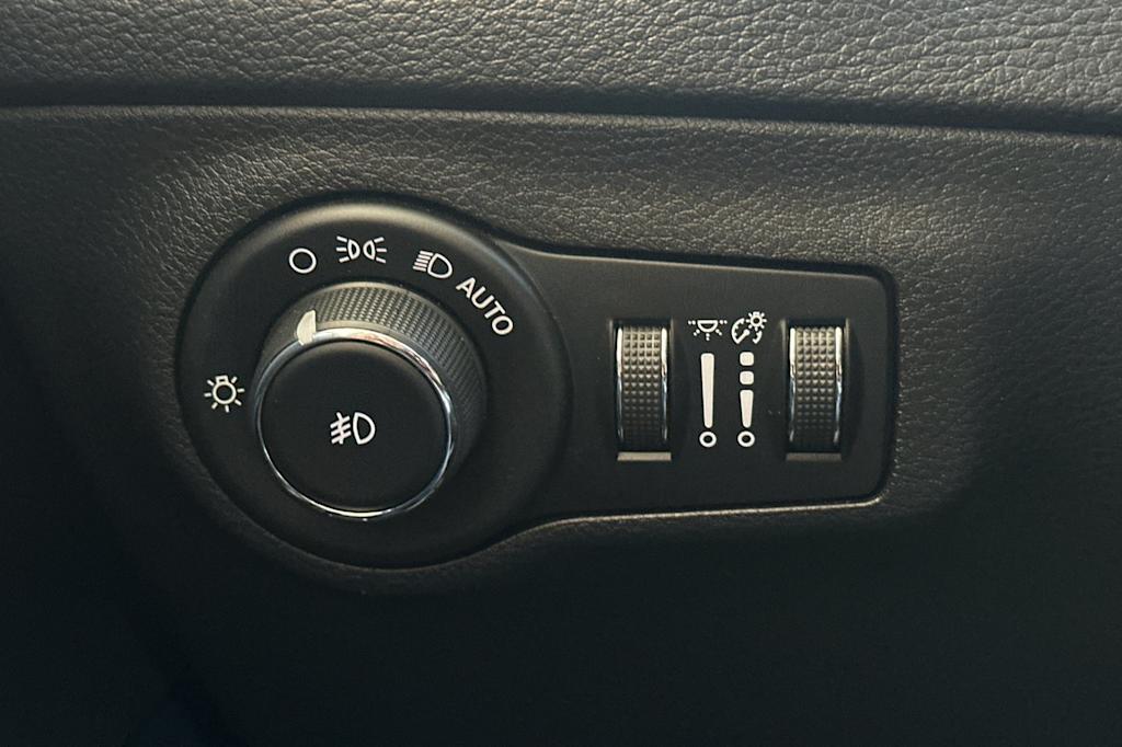 Thumbnail: 2018 Jeep Compass - 32