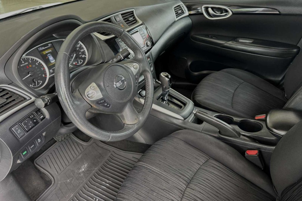 2016 Nissan Sentra SV 8
