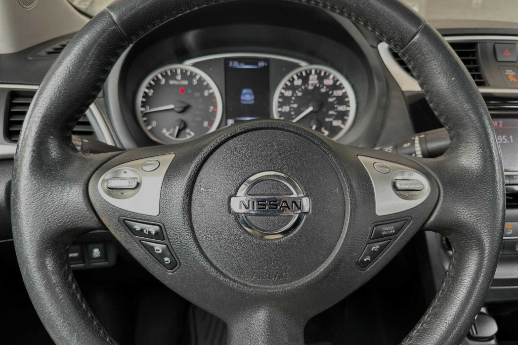 2016 Nissan Sentra SV 26