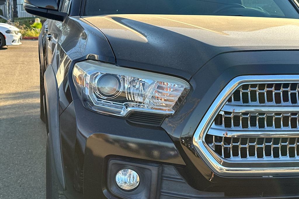 Thumbnail: 2016 Toyota Tacoma - 9