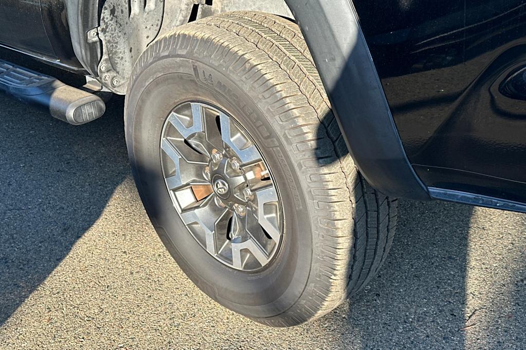 Thumbnail: 2016 Toyota Tacoma - 17