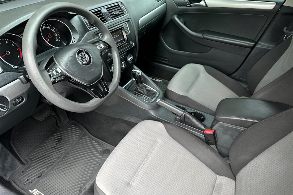Thumbnail: 2017 Volkswagen Jetta - 9
