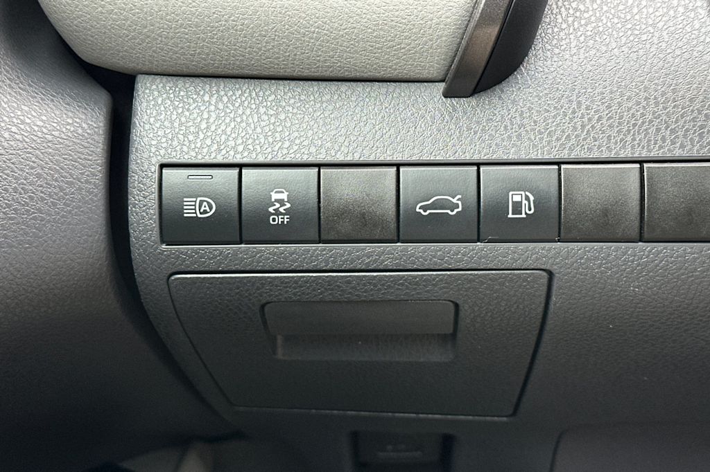 Thumbnail: 2018 Toyota Camry - 31