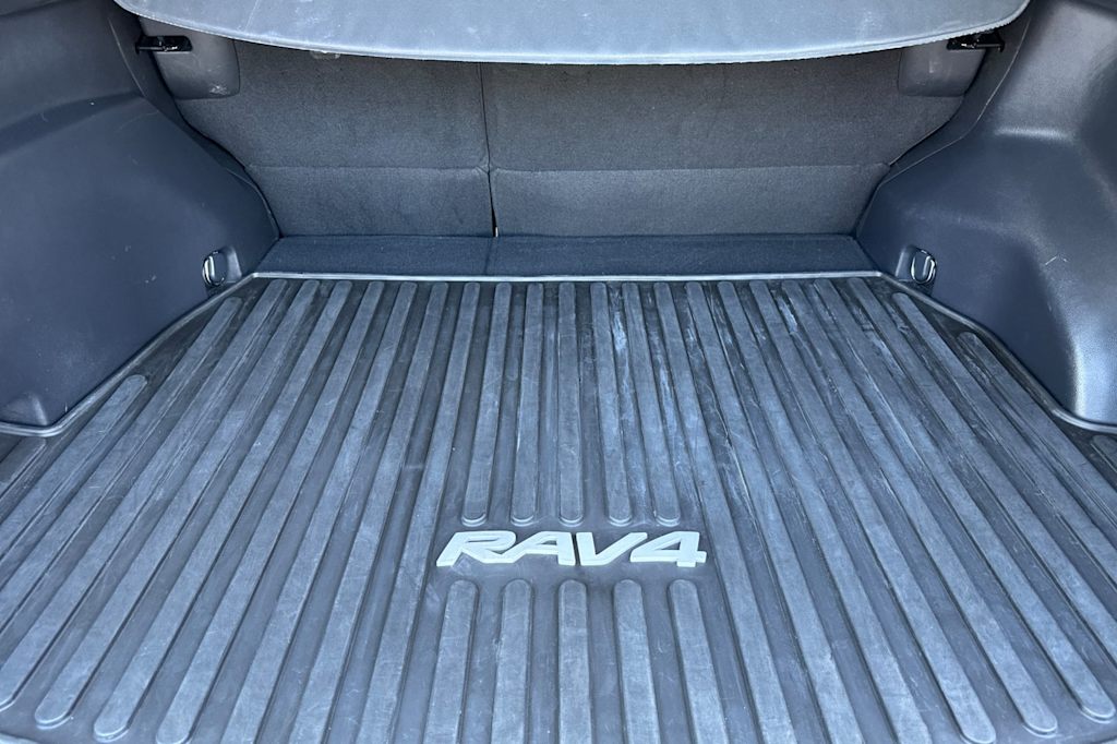 Thumbnail: 2022 Toyota RAV4 - 17