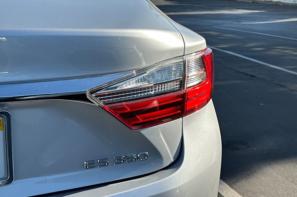 Thumbnail: 2018 Lexus ES - 17