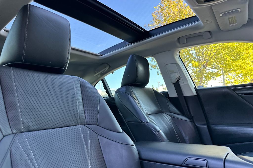 Thumbnail: 2019 Lexus ES - 10