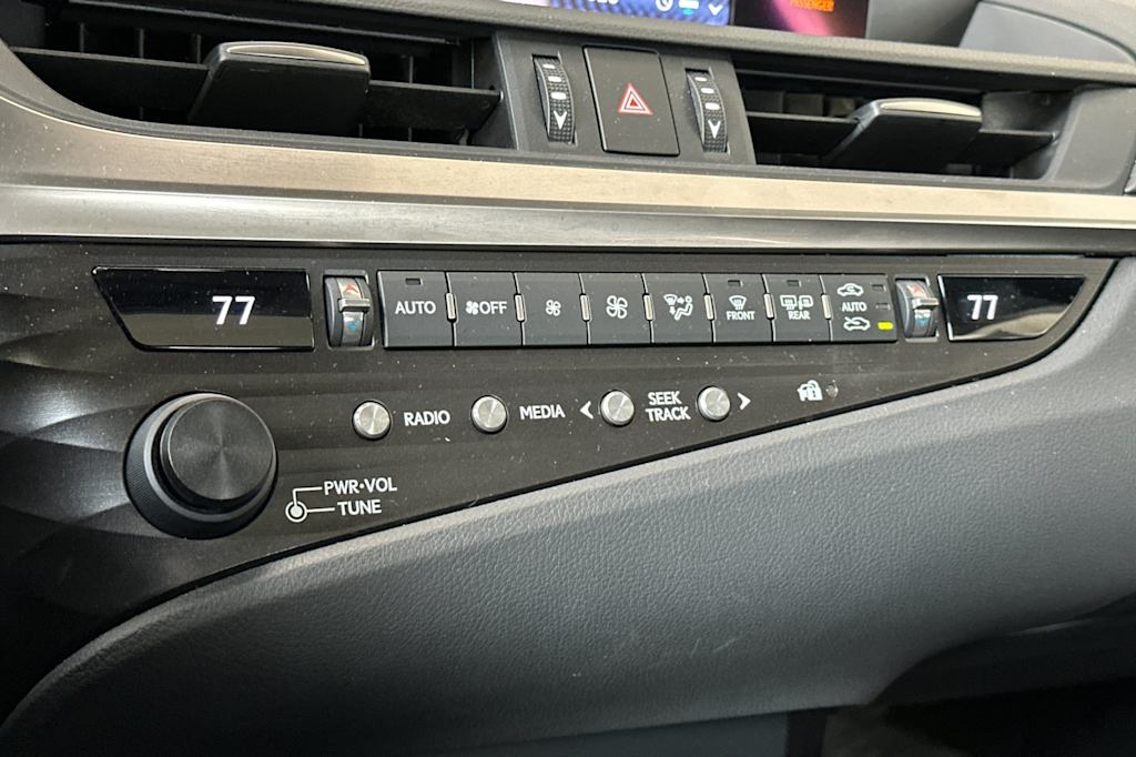 Thumbnail: 2020 Lexus ES - 26